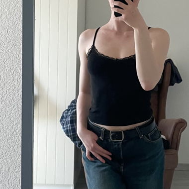 Top noir et blanc avec dentelle 