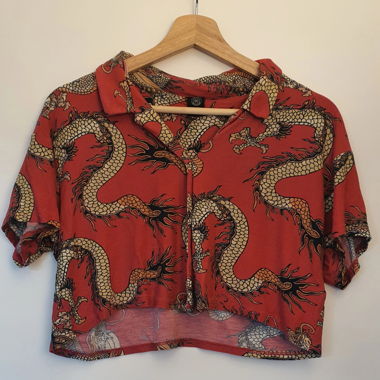 Camicia crop rossa con motivo drago