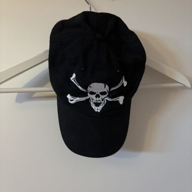 Schwarze Cap mit Totenkopf