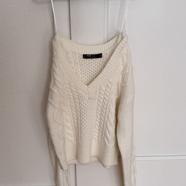 Cremefarbener Strickpullover mit Zopfmuster