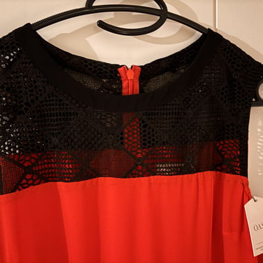 Rotes plissiertes Kleid mit schwarzer Spitze