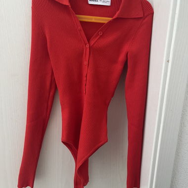 Roter Body, am unteren Rücken offen