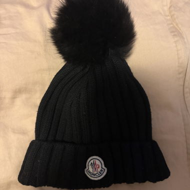 Cappello Moncler nero con pompon