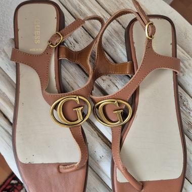 Braune Sandalen.