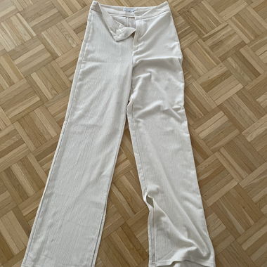 Weiße Crinkle-Hose von Stradivarius