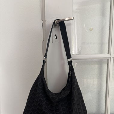 Handtasche gemustert schwarz