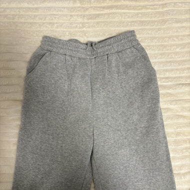 graue Jogginghosen