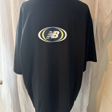 Schwarzes New-Balance-T-Shirt