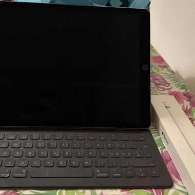 Apple iPad mit Tastatur und Pencil