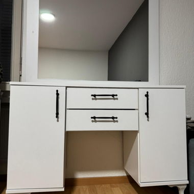 Toeletta elegante con grande specchio