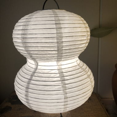Weisse Papier-Tischlampe