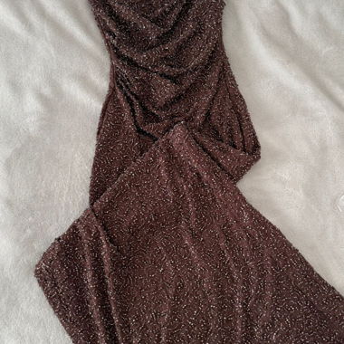 Vestito lungo marrone con spalline sottili