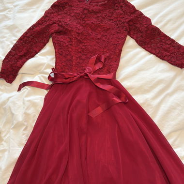 Rotes Spitzenkleid mit Satinband