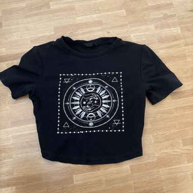 Crop top nero con motivo astrologico