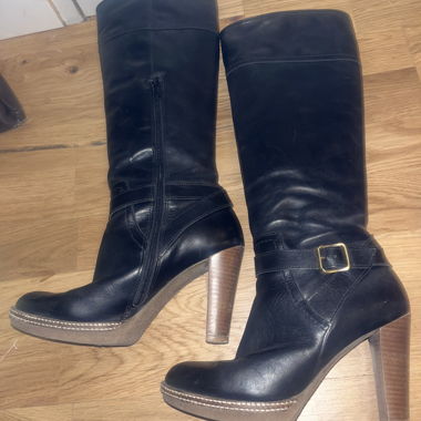 Schwarzer Lederstiefel