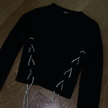 Schwarzer Crop-Pullover mit Schnürung