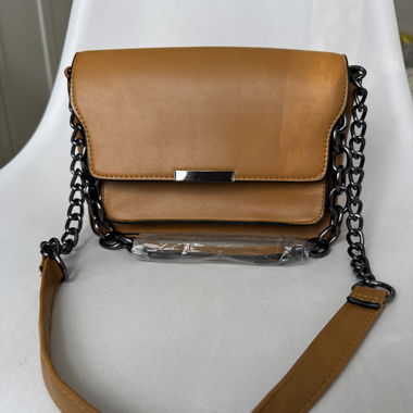Petite besace marron à bandoulière avec chaîne