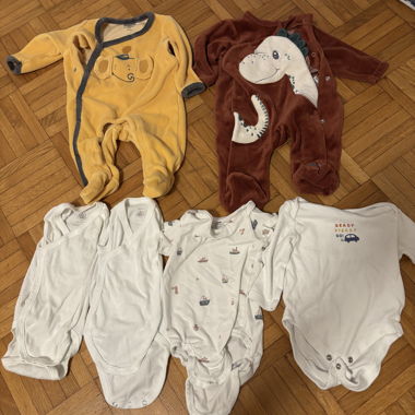 Baby pyjamas and bodysuits set