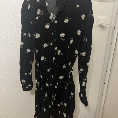 Jolie robe noire à fleurs, taille 36 - idéale été!