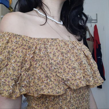 Abito giallo off-shoulder
