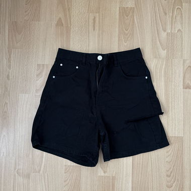 Schwarze Bershka Jeansshorts mit Schnitt an einem Bein