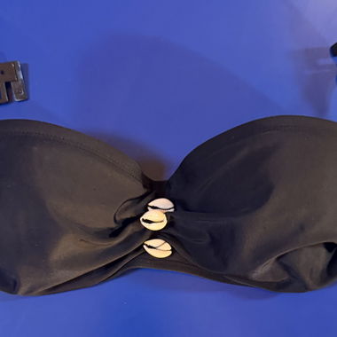 Top bikini nero con conchiglie al centro