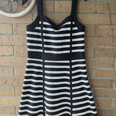 Robe à rayures noir et blanc