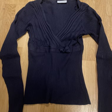 Dark blue long-sleeve with bow