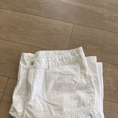 Kurze Weisse Jeanshose 
