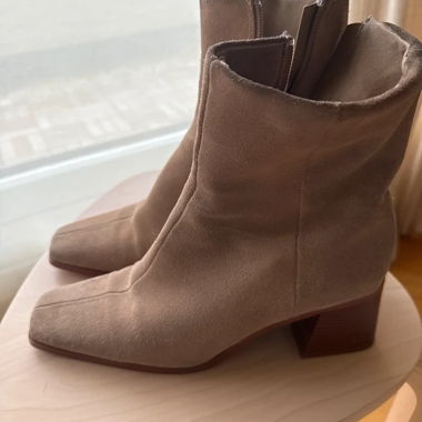Stivaletti taupe con tacco a blocco