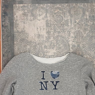 Sweatshirt with "I Love NY"