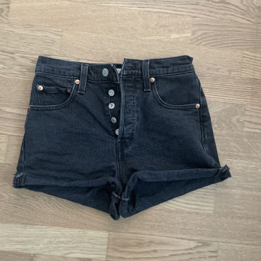 Schwarzer Jeans-Short