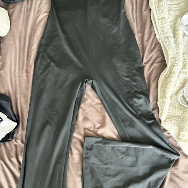 Schwarzer Overall