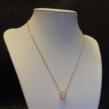 Collana dorata con pietra rosa