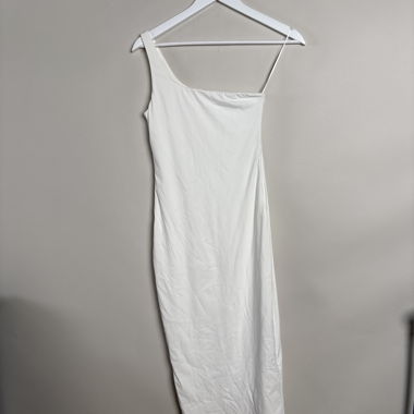 Robe blanche à une épaule
