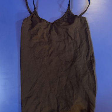 Top nero con spalline sottili