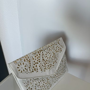  Weiss-goldene Clutch mit Cut-Out Muster