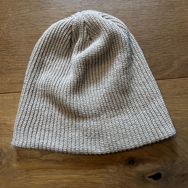 Beige knitted beanie with cuff