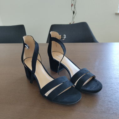 Scarpe aperte con tacco alto