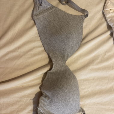 Reggiseno grigio asimmetrico