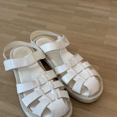 Weiße Sandalen mit Riemchen