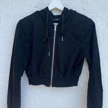 Felpa con cappuccio cropped nera