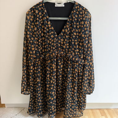 Schwarzes Kleid mit Blumenmuster und langen Ärmeln