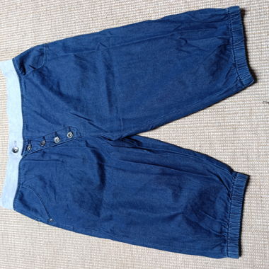 Blauer Shorts