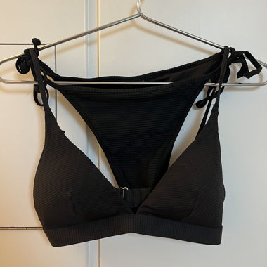 Schwarzes Bikini-Set