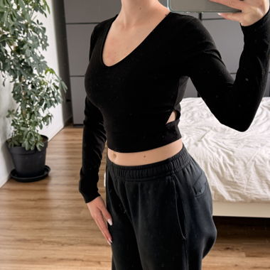 Top a coste nero con scollo