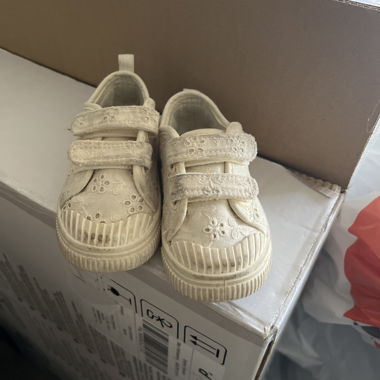 Small cream baby sneakers with Velcro