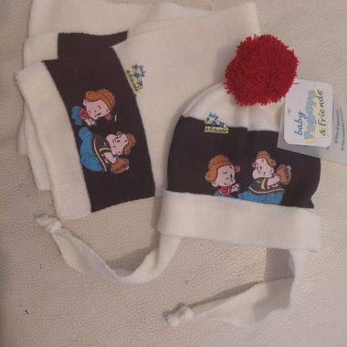 Cappellino per bebè con sciarpa