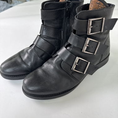 Stivaletti alla caviglia in pelle nera con fibbie