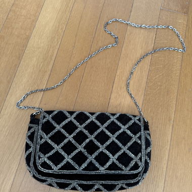 Borsa da sera nera con perline a tracolla